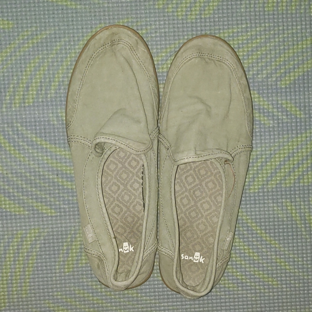 Boho Sanuk army green shoes